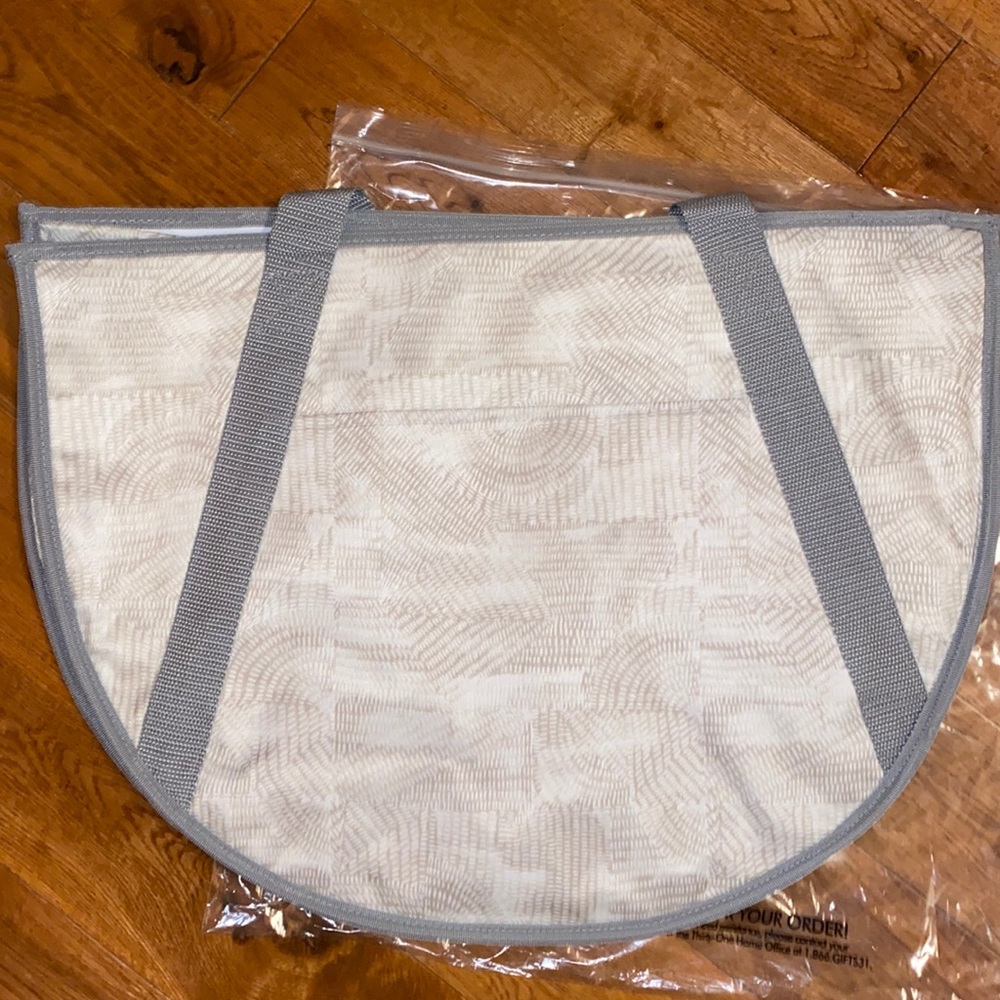Round utility tote in desert dash